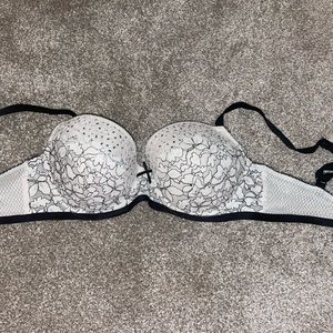 Victoria’s secret bra size 34D worn once